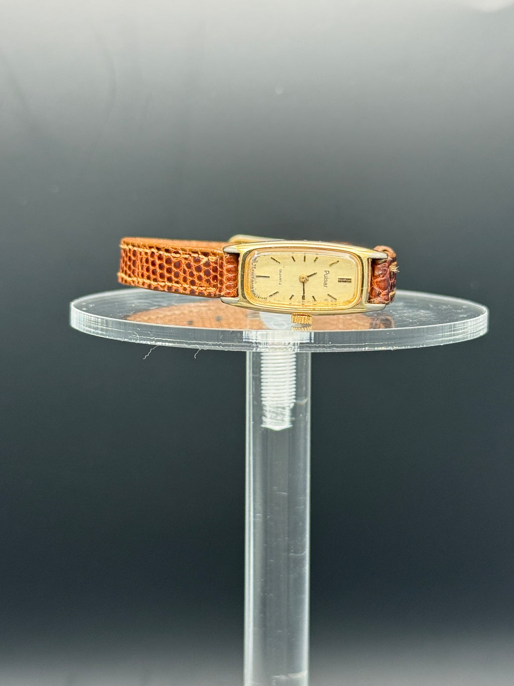 Vintage Ladies Pulsar Gold Tone Oval Rectangular Quartz Watch