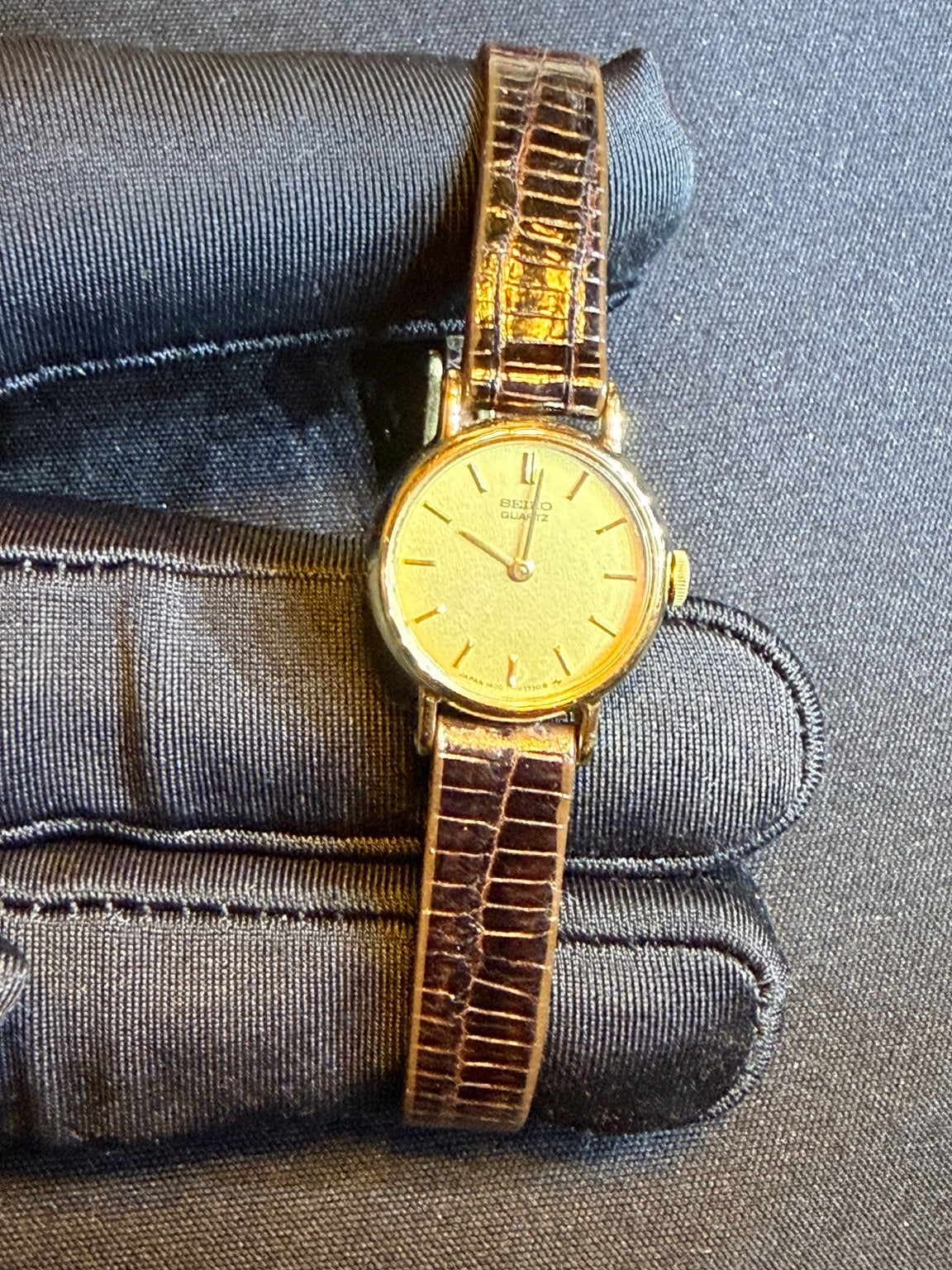 Vintage Seiko Quartz Ladies Dress Watch w/ Box – Gold Tone Minimalist Dial – Classic Leather Strap