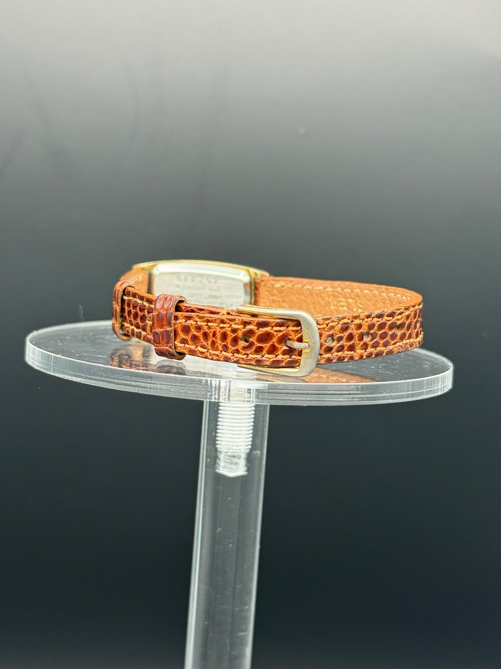 Vintage Ladies Pulsar Gold Tone Oval Rectangular Quartz Watch