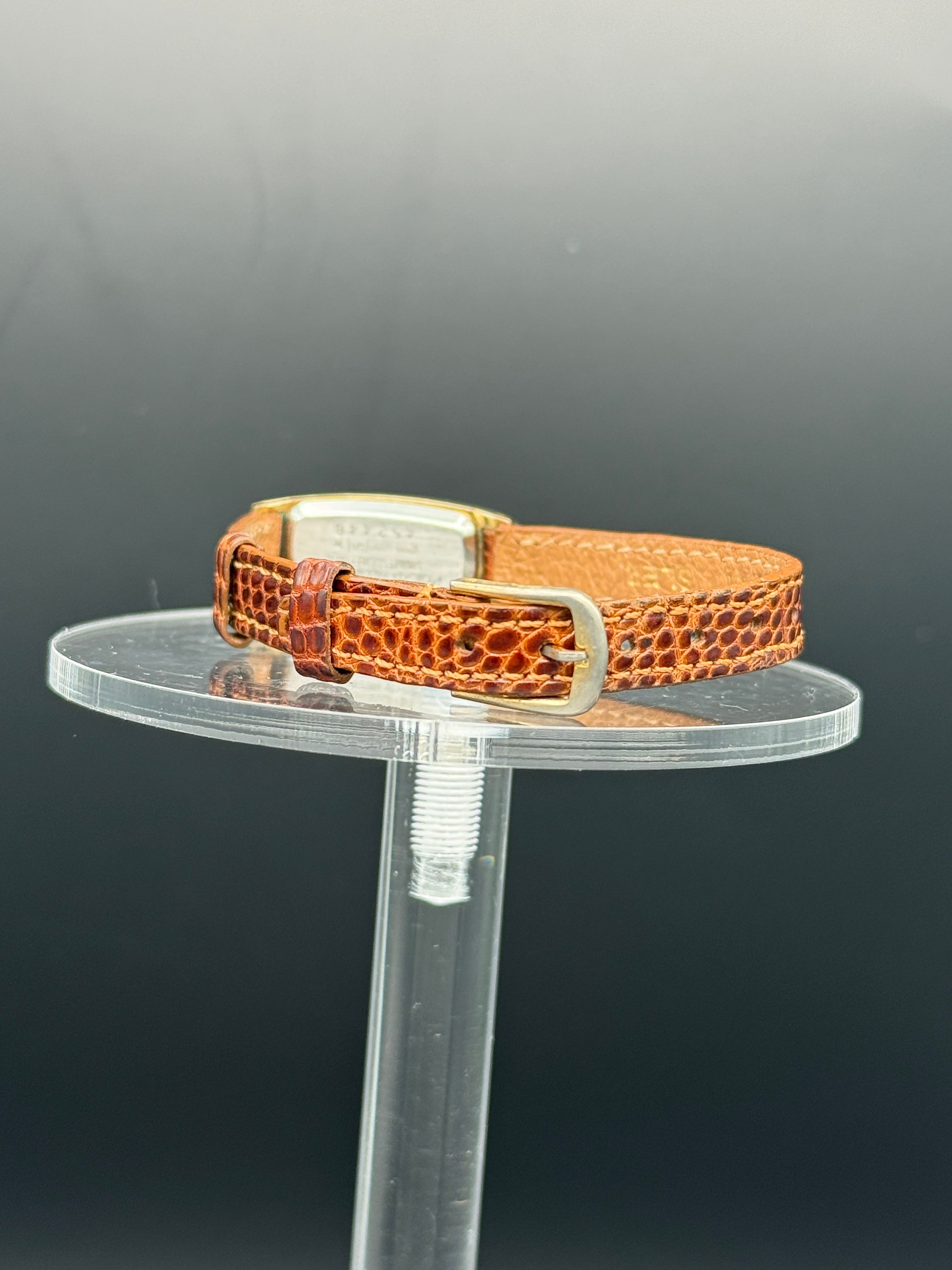 Vintage Ladies Pulsar Gold Tone Oval Rectangular Quartz Watch