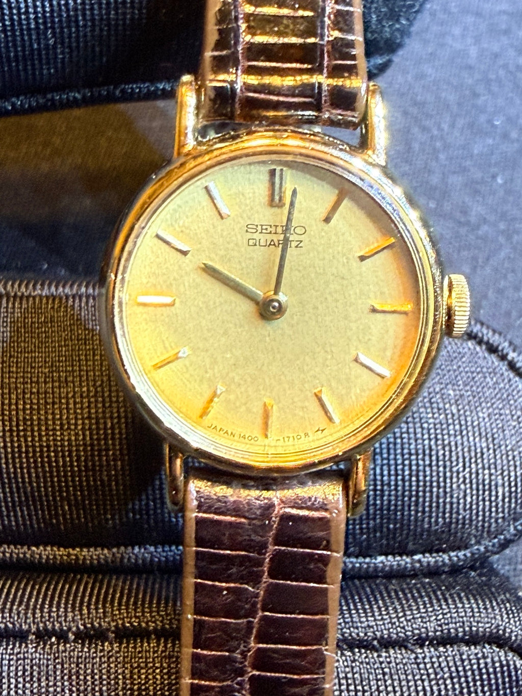 Vintage Seiko Quartz Ladies Dress Watch w/ Box – Gold Tone Minimalist Dial – Classic Leather Strap